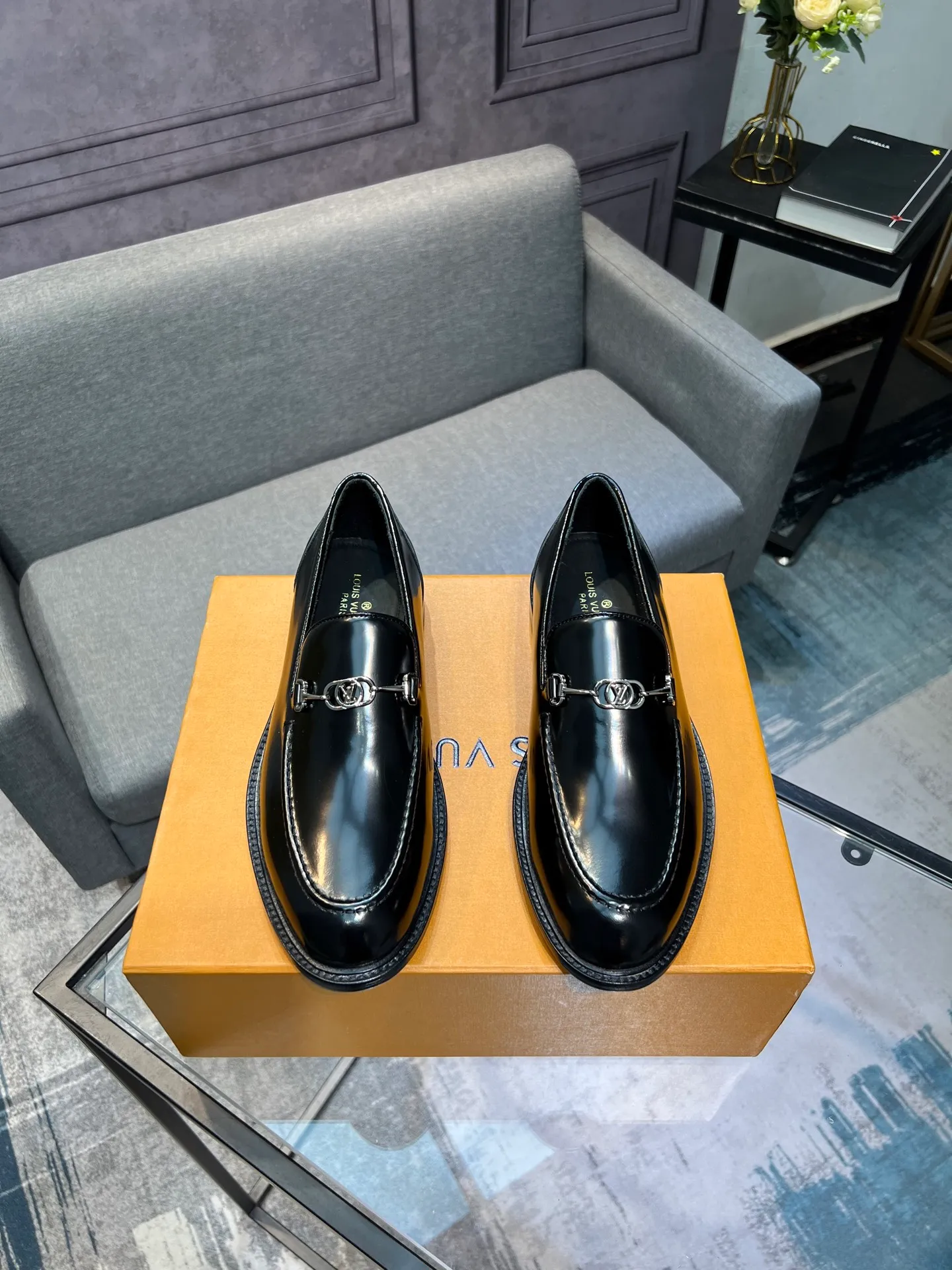 Men's shoes 💰1020 LV top luxury brand, high-quality men's business formal leather shoes, imported genuine leather soles! Customized imported leather, the first layer of open-edge beaded lacquered cowhide, the texture is incomparable, the imported cowhide lining, high-end high-end shoes, don't miss it! size:39-44 (Male 38 45 46 customized)